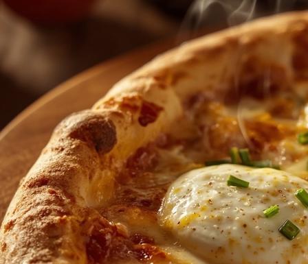 Primer plano de pizza con huevo y cebollino
