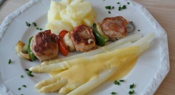 Brocheta de solomillo de cerdo con espárragos blancos