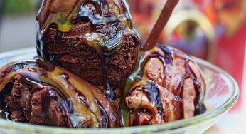 Helado sundae de chocolate con sirope de caramelo