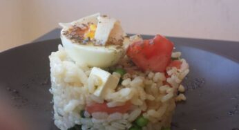 Ensalada de arroz con algas y guisantes