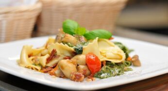 Farfalle con espinacas, champiñones y jamón