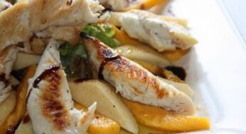 Ensalada de pollo, manzana y mango