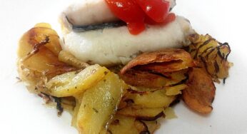 Lomos de merluza al vino blanco con patatas al horno especiadas y Verdejo joven
