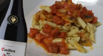 Macarrones con jamón y champiñones maridado con un Reserva Pinot Noir