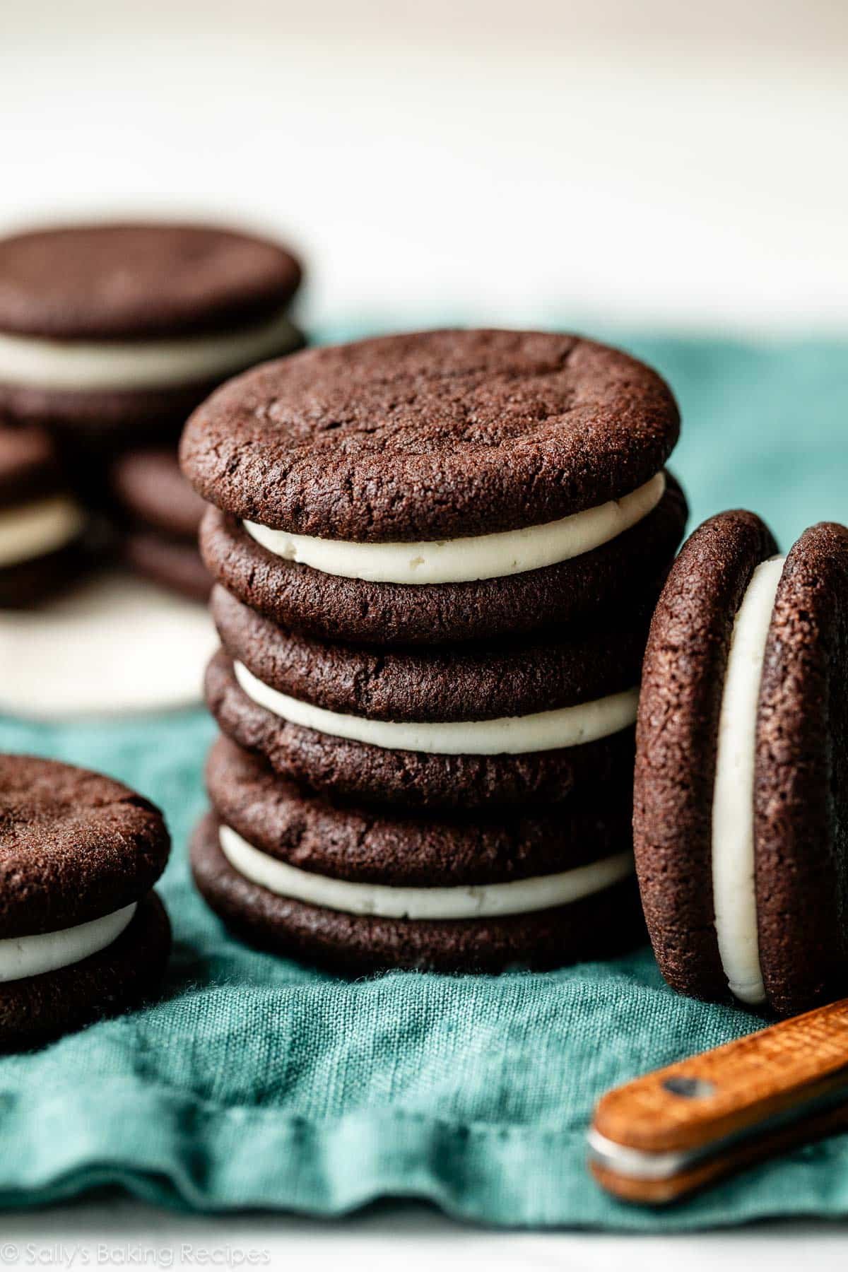 Galletas de chocolate caseras estilo Oreo apiladas en un mantel verde