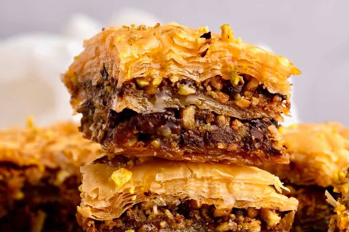 Baklava de chocolate con capas crujientes y relleno de nueces